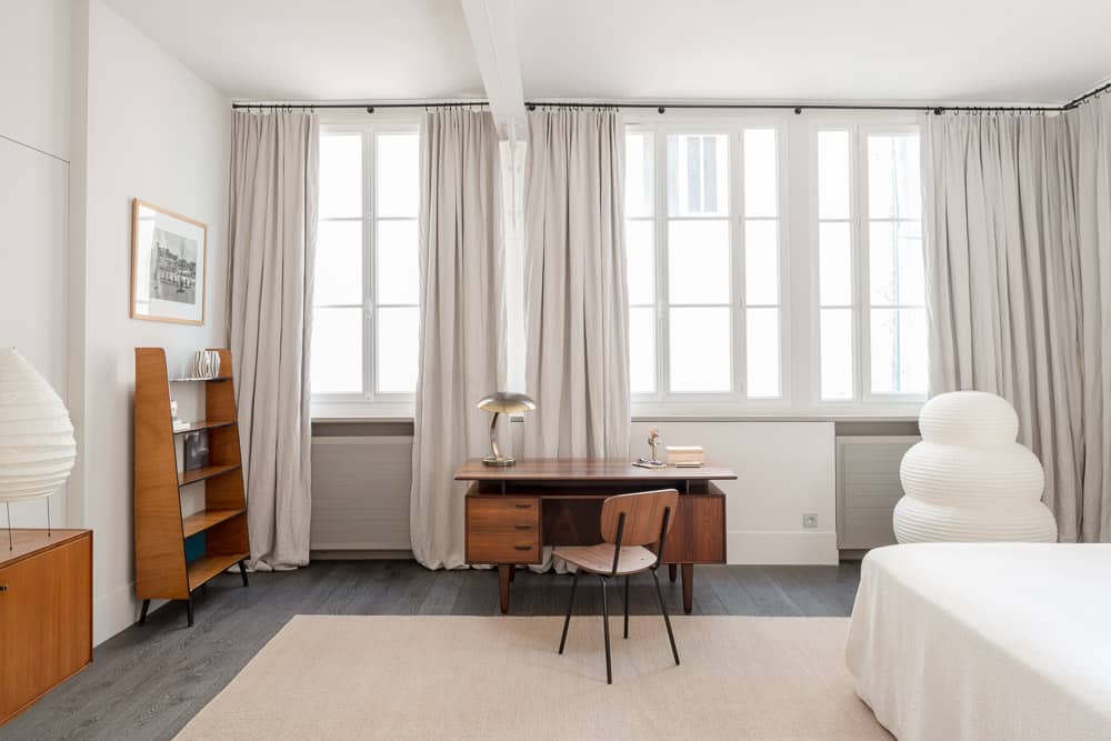 Chambre avec bureau après aménagement Duplex Paris par l'agence Lacoste & Thieulin.