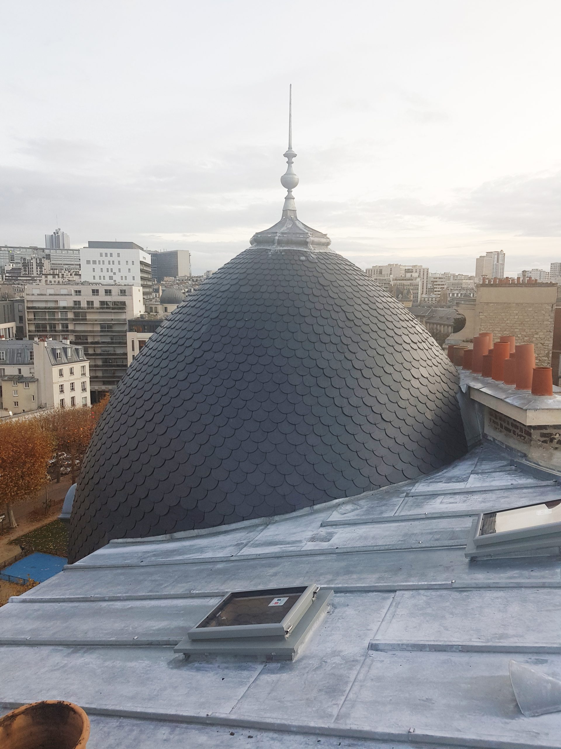 Toit immeuble après réfection toiture par l'agence Lacoste & Thieulin