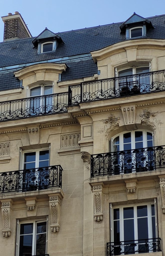 Façade immeuble après réfection toiture par l'agence Lacoste & Thieulin