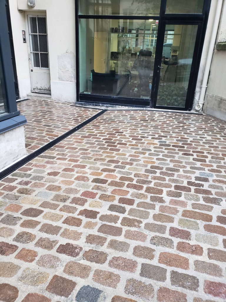 Cour après rénovation par l'agence Lacoste & Thieulin